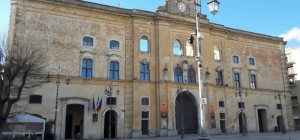 La biblioteca Stigliani diventa più inclusiva grazie all’eliminazione delle barriere fisiche, cognitive e sensoriali. Il Presidente della Provincia, Francesco Mancini: “In attesa del contributo strutturato dalla Regione, lavoriamo per una biblioteca accessibile a tutti”