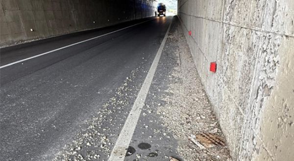 SP 26 “Destra San Giuliano” chiusa al traffico per caduta di detriti all’interno della galleria Catenazzo